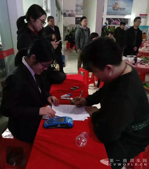 南寧玉柴乘龍汽車新春答謝會獲102臺訂單！2.jpg