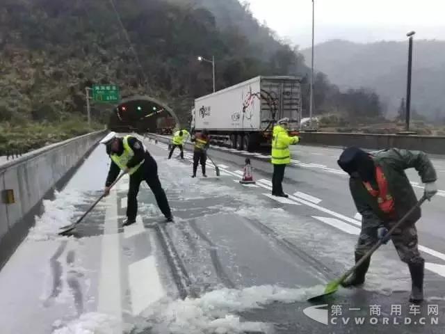 寒潮藍色預(yù)警+8級大風(fēng)+道路結(jié)冰！大批貨車還在國道上堵著…2.jpg