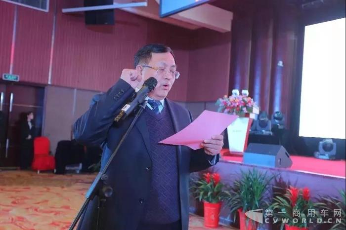 輕型商用車事業(yè)本部黨支部書記楊春榮領誓“清風宣誓”.jpg