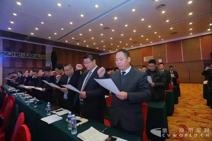 與會人員就黨風廉政建設和反腐倡廉工作進行“清風宣誓”.jpg