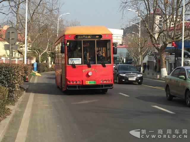老青島 新公交，銀隆鐺鐺車現(xiàn)身青島街頭3.jpg
