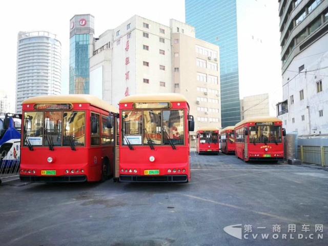 老青島 新公交，銀隆鐺鐺車(chē)現(xiàn)身青島街頭.jpg