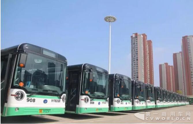 車長(zhǎng)12米！江夏新增近百輛揚(yáng)子江新能源公交車3.jpg