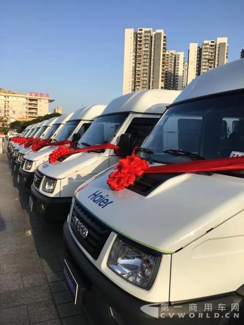 海爾集團(tuán)重慶中心南京依維柯首批流動(dòng)服務(wù)車交付！3.jpg