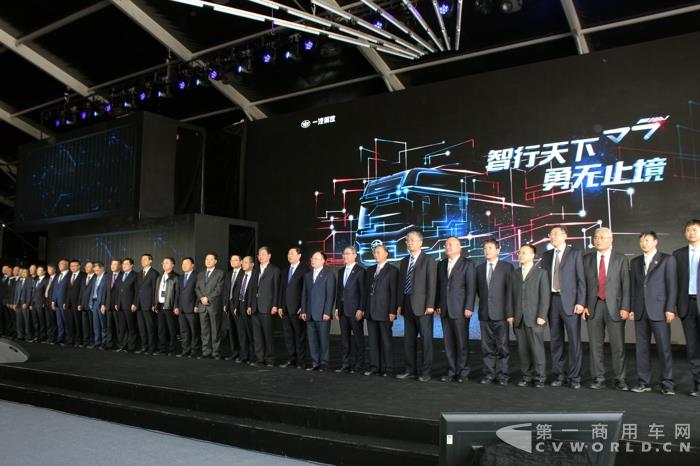 與會(huì)嘉賓合影留念.jpg