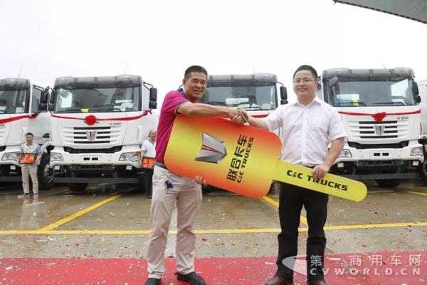 30臺(tái)攪拌車惠州交車，“限時(shí)服務(wù)承諾”為用戶保駕護(hù)航！1.jpg