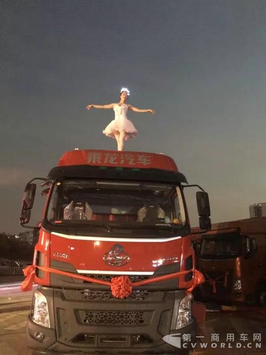 車上芭蕾？現(xiàn)場(chǎng)訂車303臺(tái)？這場(chǎng)乘龍汽車發(fā)布會(huì)讓人開眼界了！.jpg