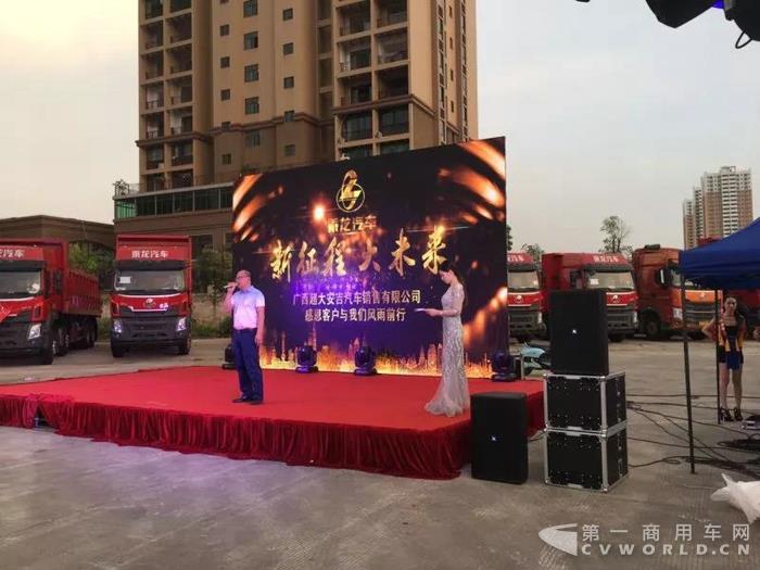 車上芭蕾？現(xiàn)場(chǎng)訂車303臺(tái)？這場(chǎng)乘龍汽車發(fā)布會(huì)讓人開眼界了！1.jpg