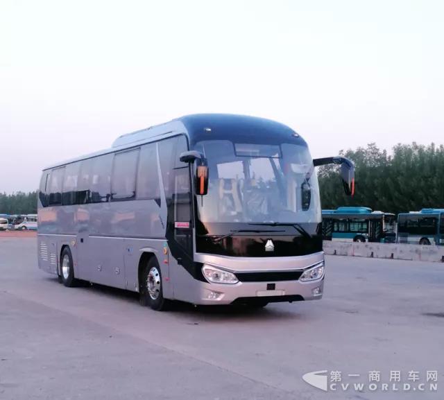 豪沃客車(chē)11米全承載燃油旅游車(chē)順利下線1.jpg