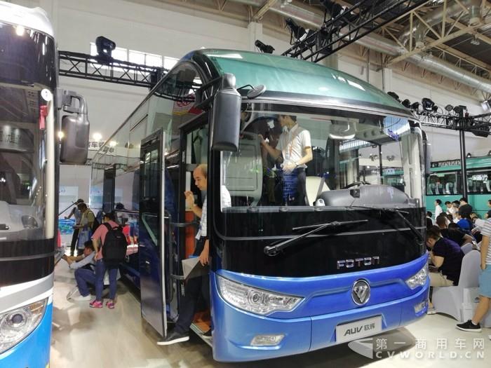 福田可搭載康明斯ISGe320動(dòng)力的歐輝BJ6122雙風(fēng)擋城間客車2.jpg
