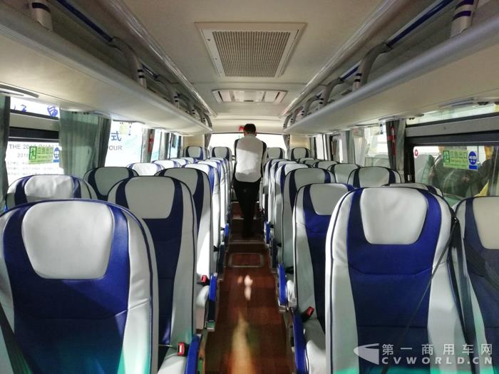 福田搭載康明斯ISF4.5S5 210的BJ6802UU6AFB-6城間客車內(nèi)飾.jpg