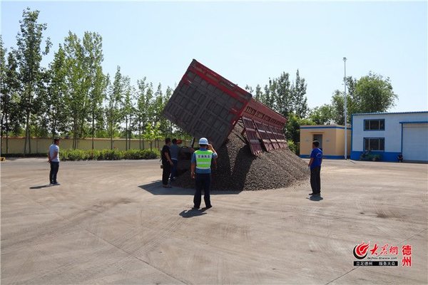 超限率299% 德州49噸的貨車?yán)?95噸.jpg