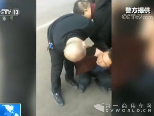 多警種聯(lián)手打擊煤運(yùn)通道上“油耗子”4.jpg
