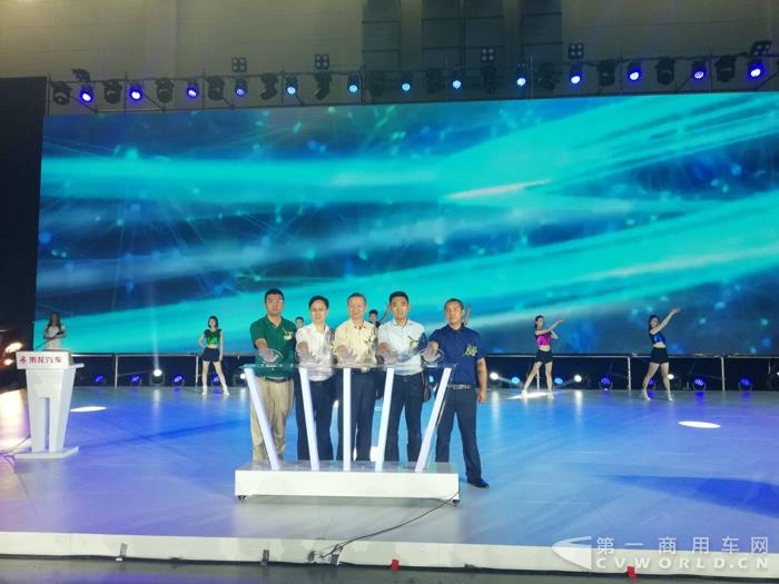 乘龍T5長頭卡車全國上市發(fā)布儀式.jpg