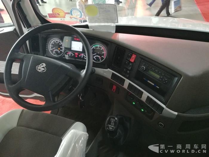 乘龍T5長頭卡車內(nèi)飾.jpg