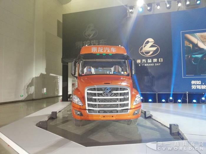 430馬力乘龍T5 6x4長頭卡車1.jpg