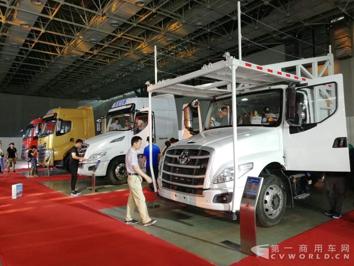 現(xiàn)場展車.jpg