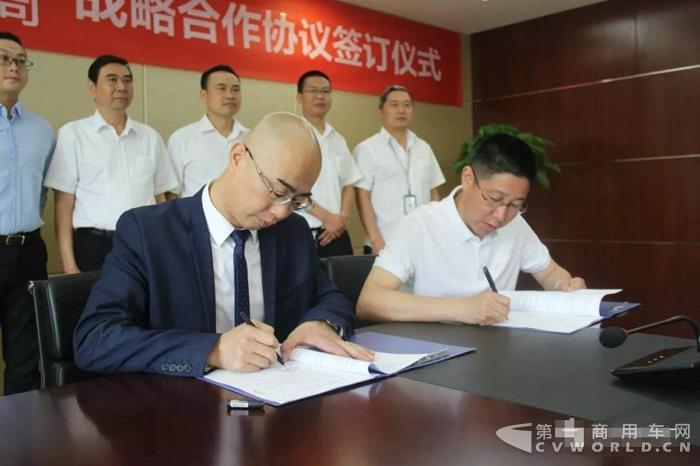 吉利商用車 順豐速運 戰(zhàn)略合作協(xié)議簽訂.jpg