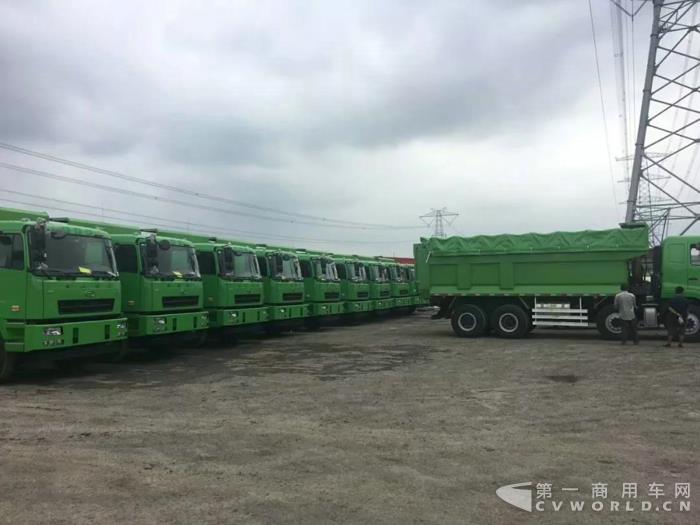 為城市建設(shè)獻(xiàn)力 20臺(tái)華菱新型城市渣土車(chē)再交付上?？蛻?jpg