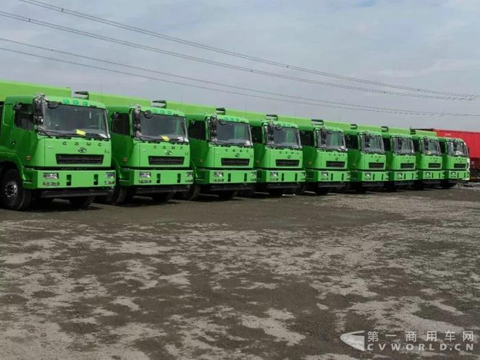 為城市建設(shè)獻(xiàn)力 20臺(tái)華菱新型城市渣土車(chē)再交付上?？蛻?.jpg