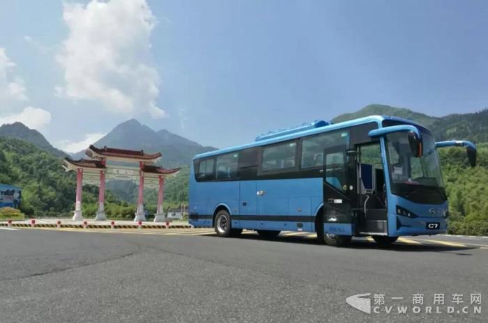 “云端”上的綠色行者 比亞迪C7首登黃山試運(yùn)行.jpg