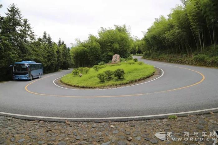 “云端”上的綠色行者 比亞迪C7首登黃山試運(yùn)行1.jpg