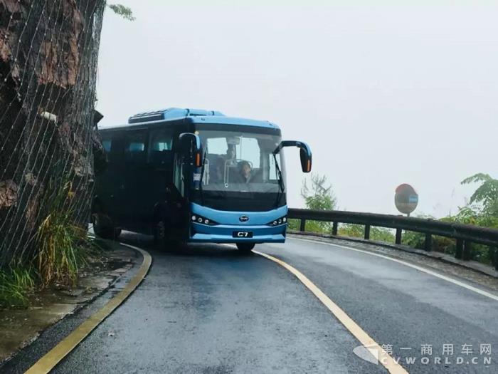 “云端”上的綠色行者 比亞迪C7首登黃山試運(yùn)行2.jpg