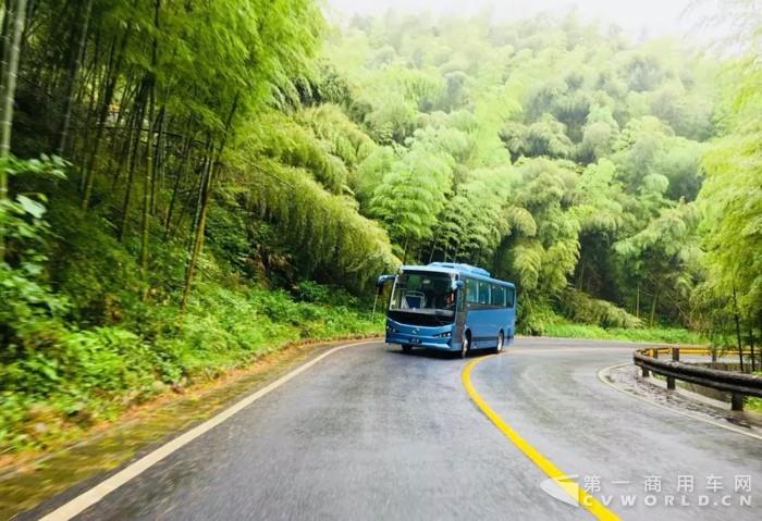 “云端”上的綠色行者 比亞迪C7首登黃山試運(yùn)行4.jpg