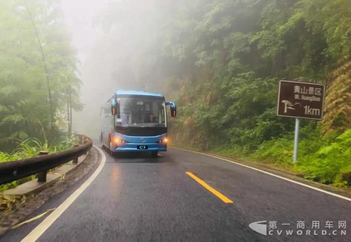 “云端”上的綠色行者 比亞迪C7首登黃山試運(yùn)行5.jpg