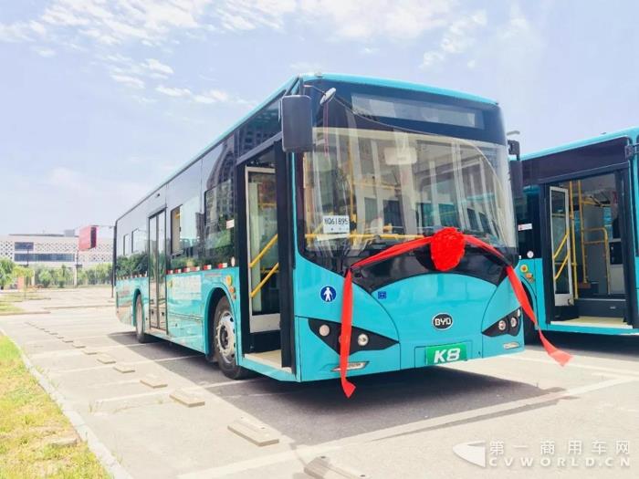 比亞迪首批純電動(dòng)公交車交付喀什3.jpg