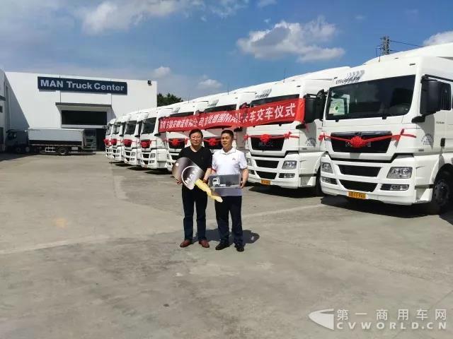 曼恩商用車向東莞穩(wěn)安物流交付20臺牽引車.jpg