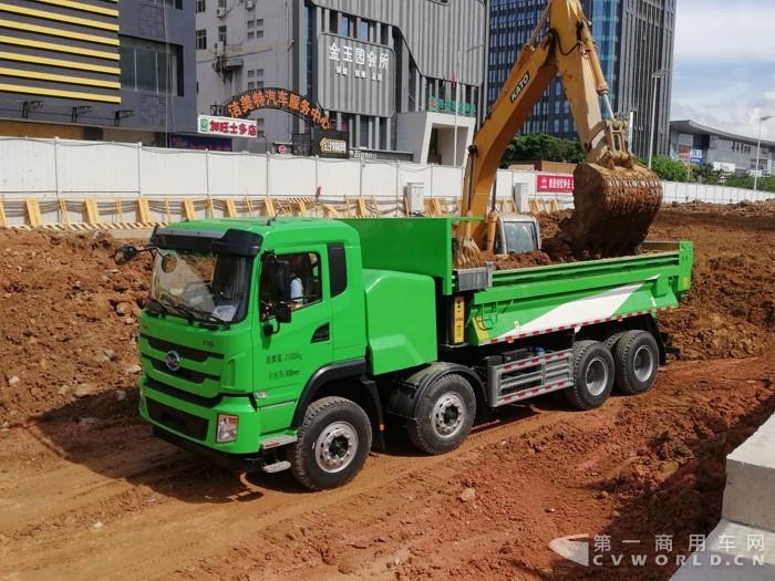 現(xiàn)場作業(yè)的比亞迪純電動自卸車.jpg