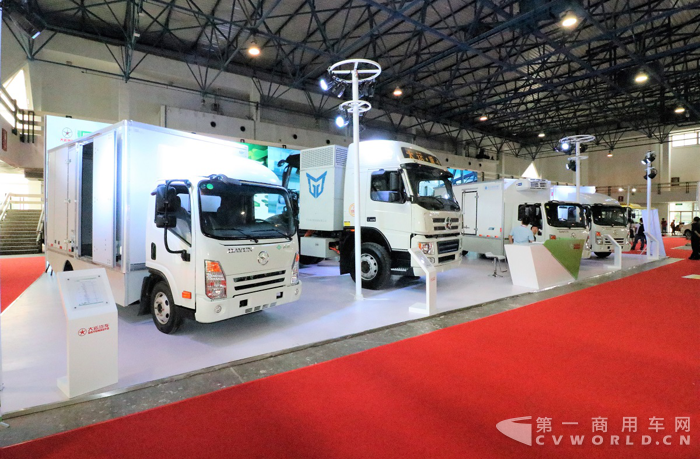 純電動牽引車“領(lǐng)軍重卡”大運E81.png