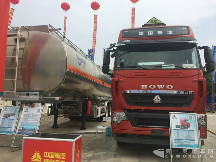 重汽HOWO-T7H危險(xiǎn)品牽引車.jpg