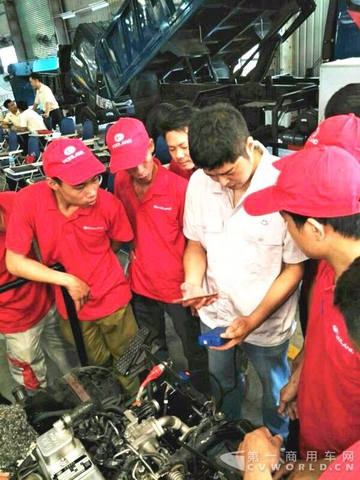 事業(yè)部服務(wù)人員為越南長海汽車公司服務(wù)技師培訓(xùn)歐Ⅳ發(fā)動機維修知識.jpg