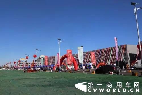 首屆“中國·呼和浩特新能源汽車應用峰會”于近日在內(nèi)蒙古托克托嘉和煤炭物流綜合園區(qū)隆重召開。北奔重汽與經(jīng)銷商鄂爾多斯市鴻璐達商貿(mào)有限責任公司攜3款最新車型亮相新能源峰會。