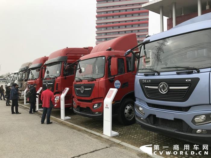 現(xiàn)場展車.jpg