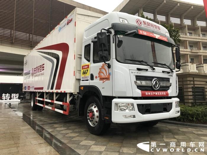 鄭州日產(chǎn)薩瓦拉車隊(duì)中用到的東風(fēng)多利卡.jpg
