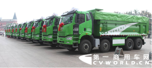 產(chǎn)品稿：新J6P 8×4 短軸距渣土車 輕自重 短軸距 城市渣土運(yùn)輸新趨勢114.png