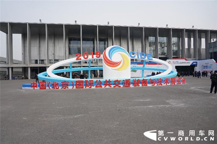 11月1日-3日，由中國(guó)道路運(yùn)輸協(xié)會(huì)城市客運(yùn)分會(huì)與中國(guó)出租汽車暨汽車租賃協(xié)會(huì)聯(lián)合主辦，以“綠色出行 智慧交通”為主題的2019中國(guó)(北京)國(guó)際公共交通裝備與技術(shù)展覽會(huì)（下稱“2019北京公交展”）在北京亦莊盛大開展。此次展會(huì)意在為業(yè)界人士提供行業(yè)最新的信息，以及優(yōu)質(zhì)的技術(shù)一體化解決方案，搭建城市公共交通新能源化、智能化、信息化為一體的綜合展示交流、合作平臺(tái)。