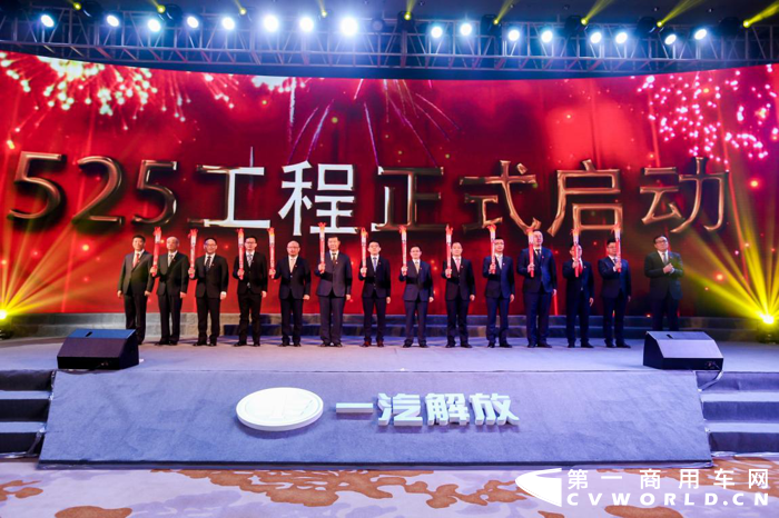 2019年11月28日，注定是個(gè)不平凡的日子。在這一天，國(guó)之長(zhǎng)子一汽解放在南寧舉辦“一汽解放西部跨越三萬輛”慶典活動(dòng)。當(dāng)其他企業(yè)還在沖刺銷量目標(biāo)時(shí)，一汽解放已經(jīng)提前完成西部地區(qū)“2019年銷量破三萬輛”的目標(biāo)。