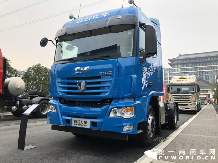 聯(lián)合卡車U系4×2 330馬力柴油港口運(yùn)輸牽引車 (1).jpg