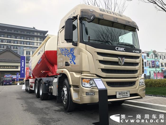 聯(lián)合卡車U+新款駕駛室6×4 420馬力普貨運(yùn)輸牽引車 (2).jpg