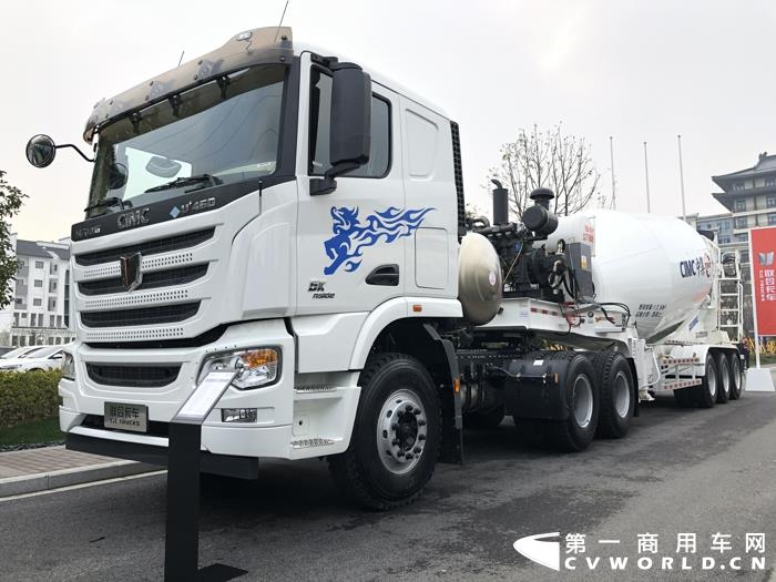 聯(lián)合卡車U+ 6×4 460馬力國六LNG半掛攪拌車運(yùn)輸牽引車 (3).jpg