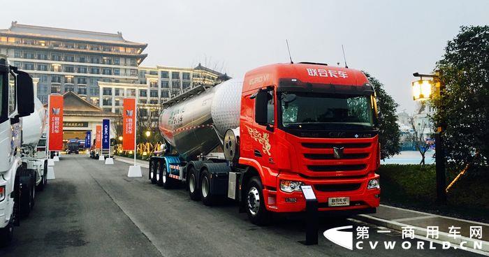 聯(lián)合卡車U+ 6×4 460馬力國六LNG散裝水泥運(yùn)輸牽引車 (5).jpg