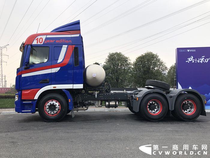 聯(lián)合卡車U+ 6×4 460馬力國六LNG危化品運(yùn)輸牽引車 (3).JPG