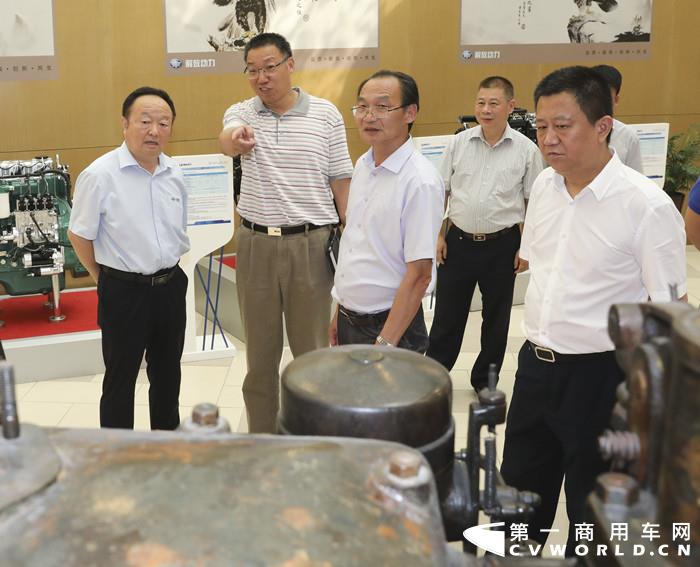 五征集團(tuán)董事長(zhǎng)姜衛(wèi)到解放發(fā)動(dòng)機(jī)事業(yè)部參觀交流_副本.jpg