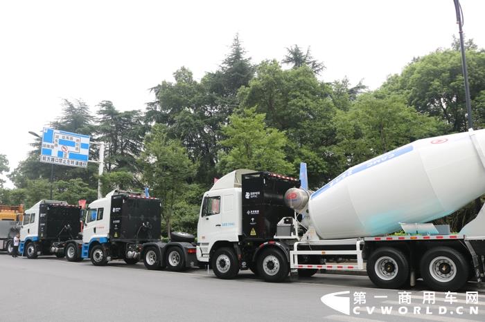 今天（7月22日），華菱星馬、融和電科聯(lián)合主辦的 “2020智能換電重卡產(chǎn)品推介會(huì)”在安徽馬鞍山舉行。華菱星馬全系六款智能換電重卡現(xiàn)場(chǎng)精彩亮相，并斬獲了個(gè)超級(jí)大單——