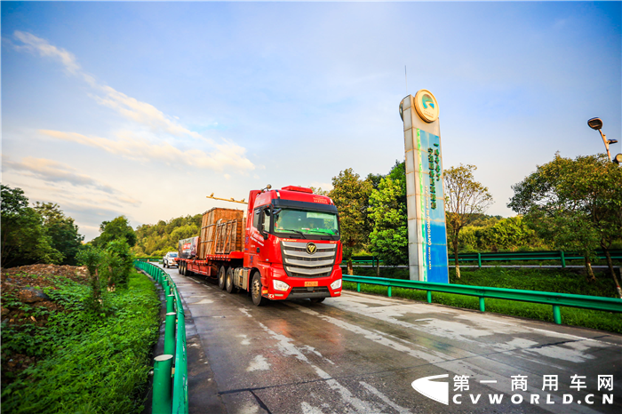 回想疫情期間，我國(guó)高效的公路物流發(fā)揮了巨大作用，而支撐起這一切的是中國(guó)四通八達(dá)的高速路網(wǎng)。目前中國(guó)高速公路總里程已達(dá)到14.96萬(wàn)公里，這張網(wǎng)已經(jīng)延伸到幾乎每一個(gè)縣市，東海的漁獲能擺上大西北的餐桌，北京的百姓也能隨時(shí)吃到來(lái)自云南的水果……公路物流帶來(lái)的便利，方便著每一位中國(guó)人。