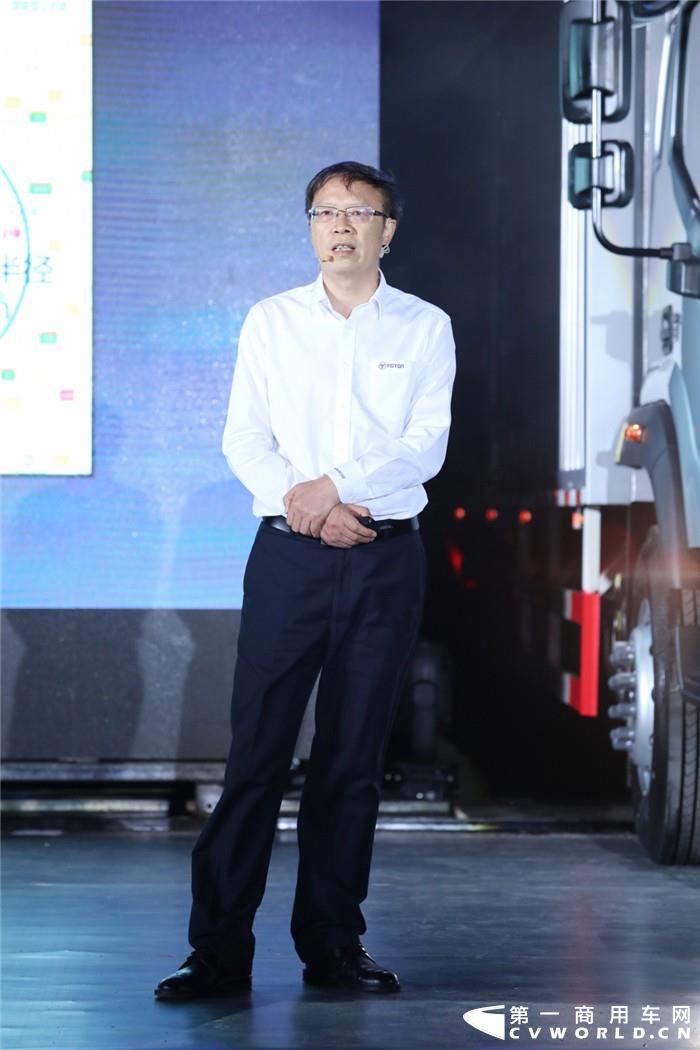 歐航歐馬可事業(yè)部營銷公司服務副總經理彭仕順講解頭等艙服務_副本.jpg